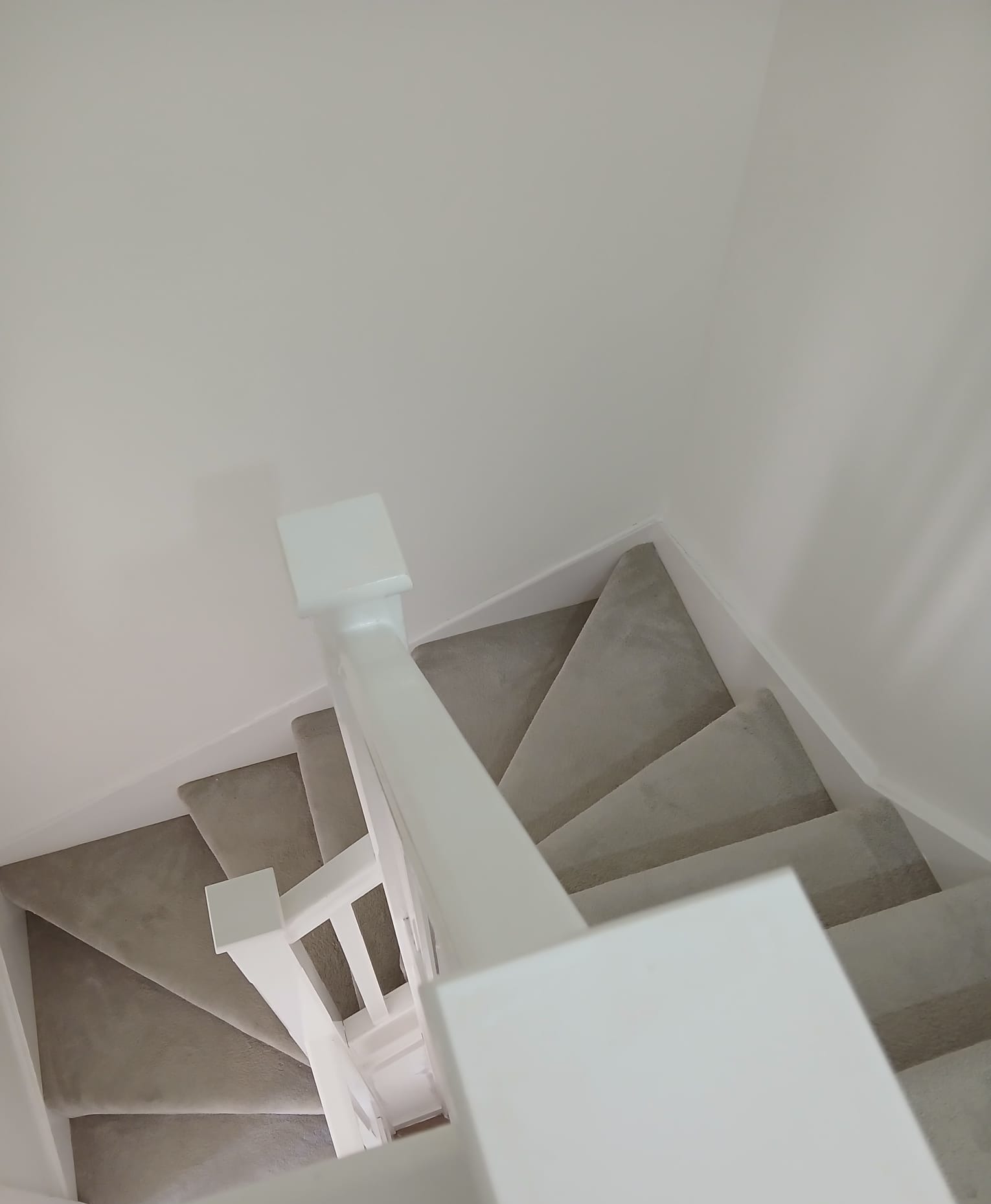 Carpeted Staircase & Spindle Detailing